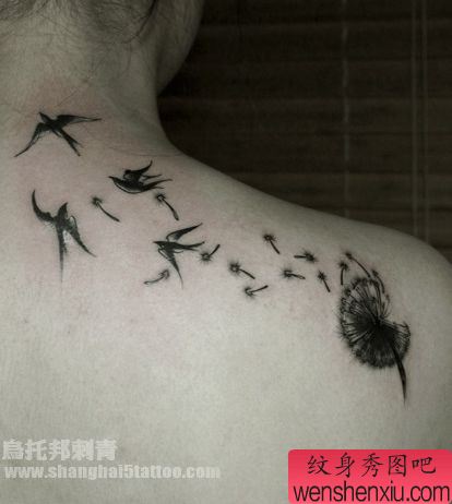 女孩子喜欢的肩部蒲公英燕子纹身图案