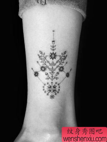 女孩子喜欢的腿部精美的图腾纹身图案