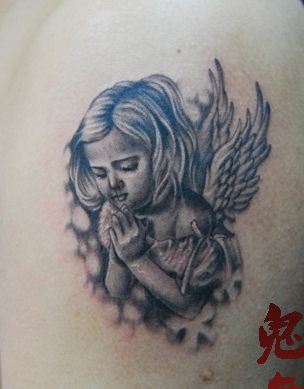 可爱的祈祷的小天使纹身图案
