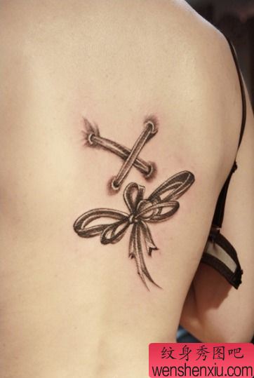美女背部精美的蝴蝶结纹身图案