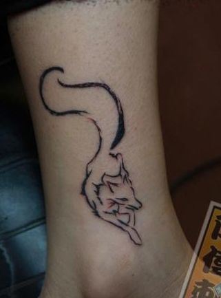 时尚的腿部图腾狐狸纹身图案