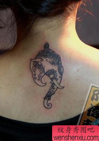 一幅女孩子背部象神纹身图案