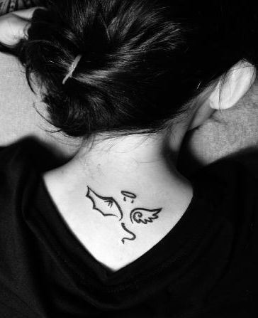 女孩子颈部好看时尚的图腾翅膀纹身图案