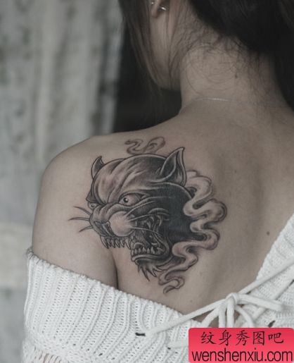女孩子肩部黑豹头纹身图案