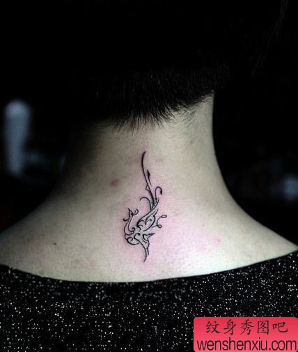 女孩子颈部小巧的图腾凤凰纹身图案