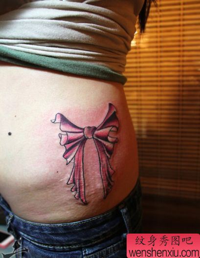 一幅女孩子臀部蝴蝶结纹身图案