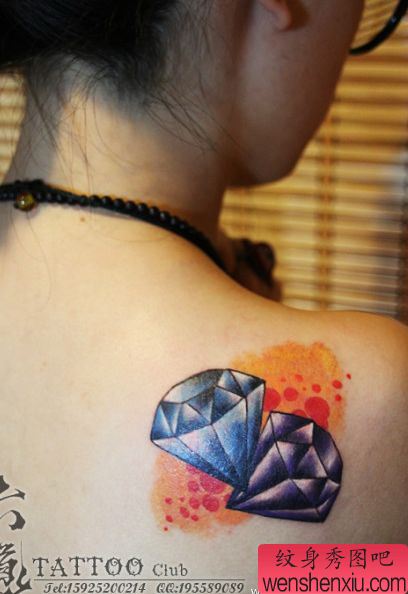 一幅女孩子肩背彩色钻石纹身图案