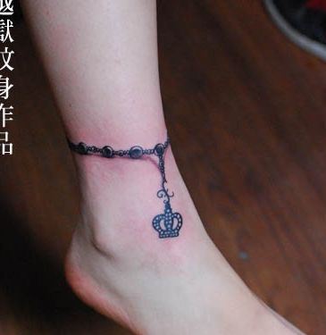 女孩子腿部精美的脚链纹身图案