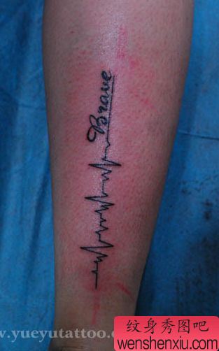 腿部时尚流行的心电图字母纹身图案