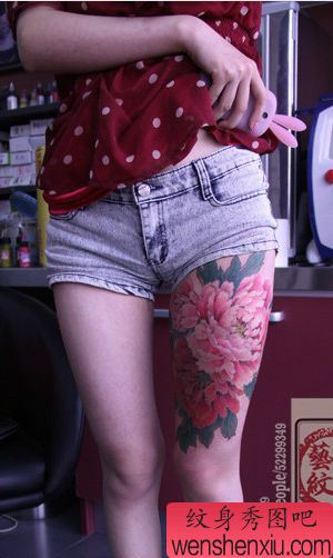 女孩子腿部彩色牡丹花纹身图案