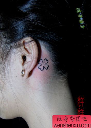 女孩子耳部图腾四叶草纹身图案