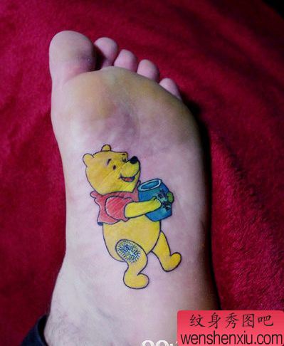 脚部可爱卡通小熊纹身图案