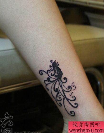 腿部女孩子喜欢的图腾凤凰纹身图案
