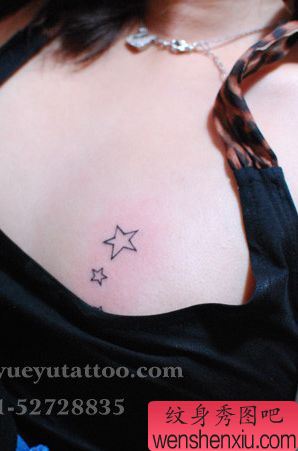 一幅女孩子胸部简单的五角星纹身图案