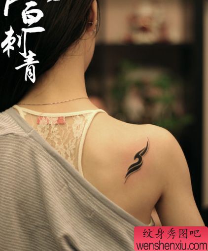 女生喜欢的肩背小巧的图腾纹身图案