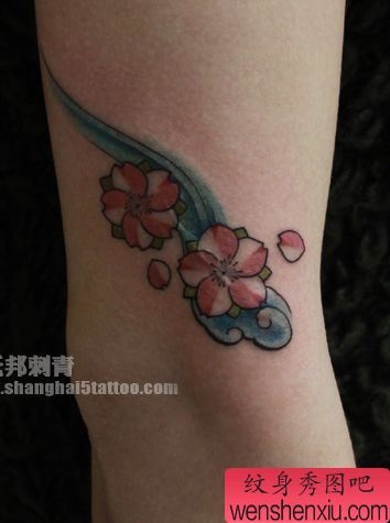 女孩子手臂好看的樱花纹身图案