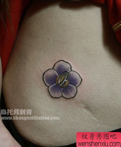 女孩子腹部戒指纹身图案