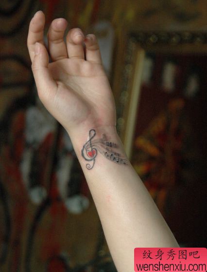 女孩子手腕流行时尚的音符纹身图案