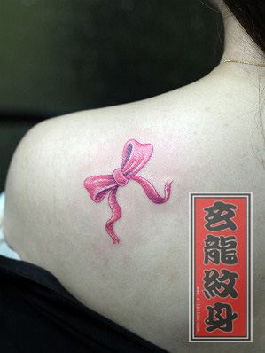 女生喜欢的肩部彩色蝴蝶结纹身图案