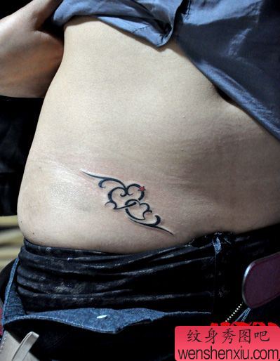 女孩子腹部图腾爱心藤蔓纹身图案