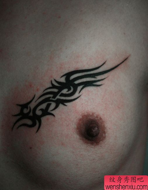 女生胸部精美的图腾纹身图案
