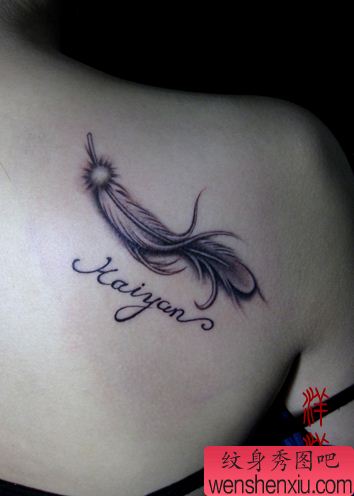 女孩子肩部流行好看的羽毛纹身图案