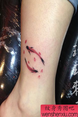 女孩子腿部水墨画鲤鱼纹身图案