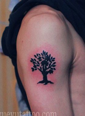 大臂时尚的图腾树纹身图案
