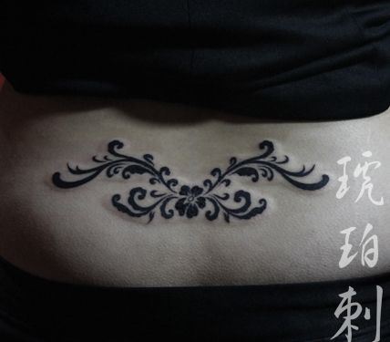 女生腰部精美好看的图腾腰花纹身图案