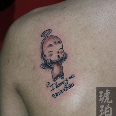 肩背一幅超萌超可爱的小天使纹身图案