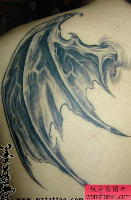 背部一幅恶魔的翅膀纹身图案