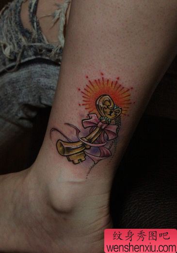 女生腿部好看的钥匙蝴蝶结纹身图案