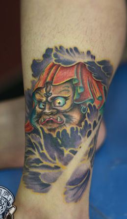 一幅腿部达摩祖师纹身图案