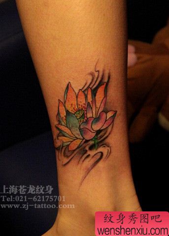 女生喜欢的腿部彩色莲花纹身图案