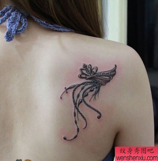 女孩子肩背流行的吊链纹身图案