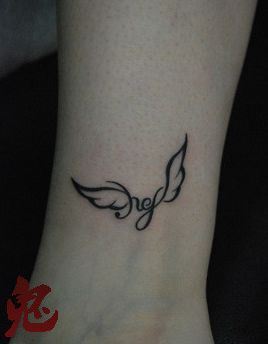 女孩子腿部小巧的图腾翅膀纹身图案