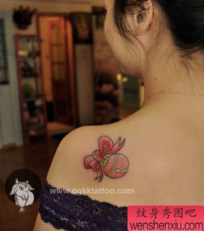 女孩子肩背唯美的小铃铛纹身图案