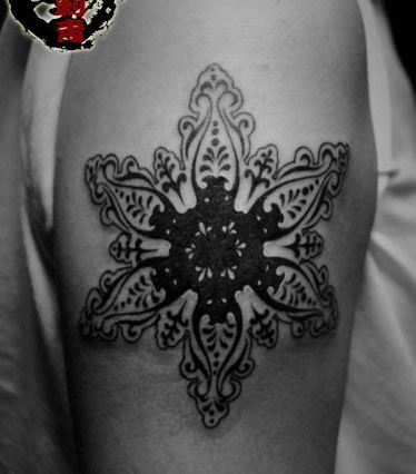 时尚经典的手臂图腾花纹身图案