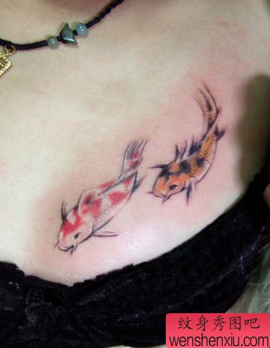 女孩子胸部小鲤鱼纹身图案