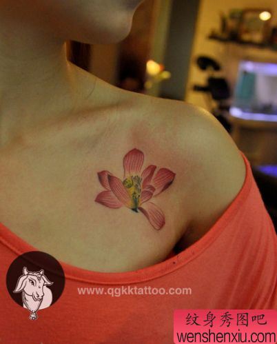 女生胸部好看的彩色莲花纹身图案