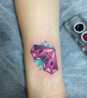 女生喜欢的手臂爱心钻石纹身图案