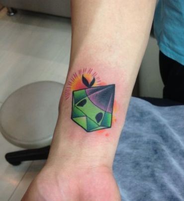 手臂时尚的彩色钻石纹身图案