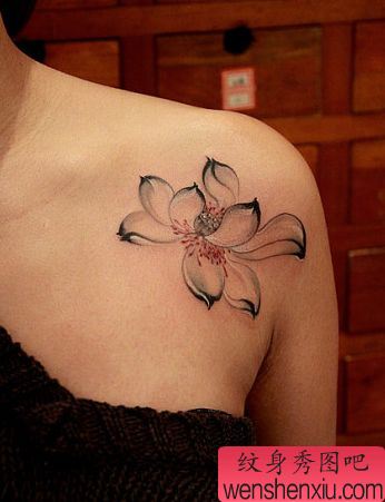 女孩子肩部水墨风格莲花纹身图案