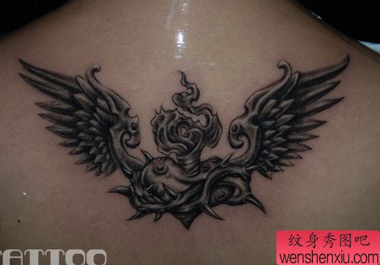 流行经典的爱心翅膀纹身图案