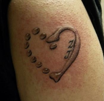 手臂好看的爱心水滴纹身图案