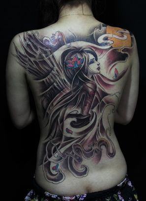 美女满背天使翅膀纹身图案