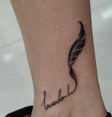 腿部流行精美的羽毛纹身图案