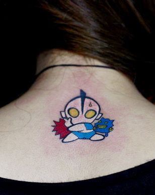 女孩子背部卡通奥特曼纹身图案