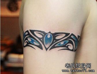 手臂一幅精美时尚的图腾臂环纹身图案