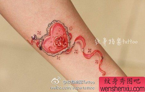 女生手臂精美好看的一幅爱心纹身图案